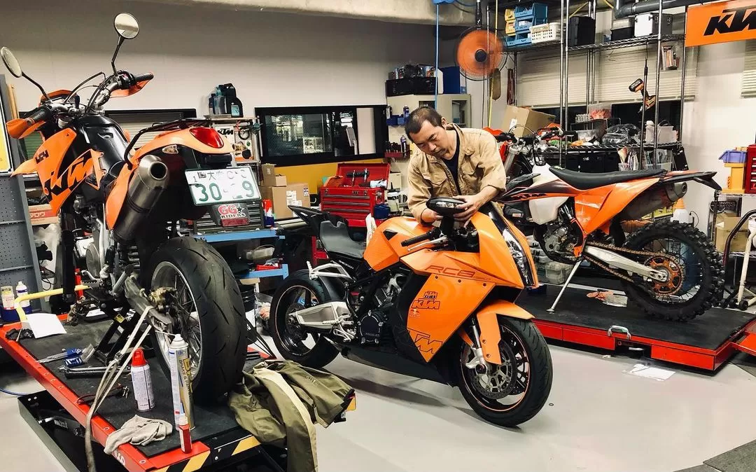 ただ今ガレージはオレンジ一色