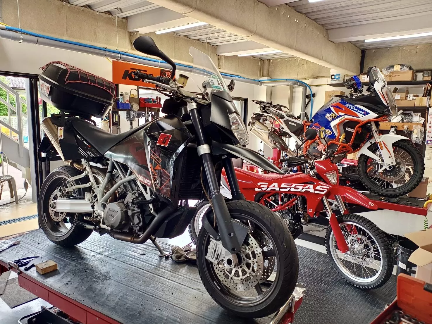 メガモタード、950SM